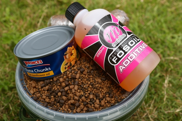 Designed for the fish farming industry, the feed inducing Fosoil is perfect for coating pellets and PVA Stick/bag ingredients