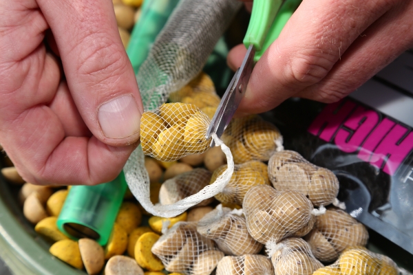 Small mesh bags of chopped boilies are easy to prepare in advance