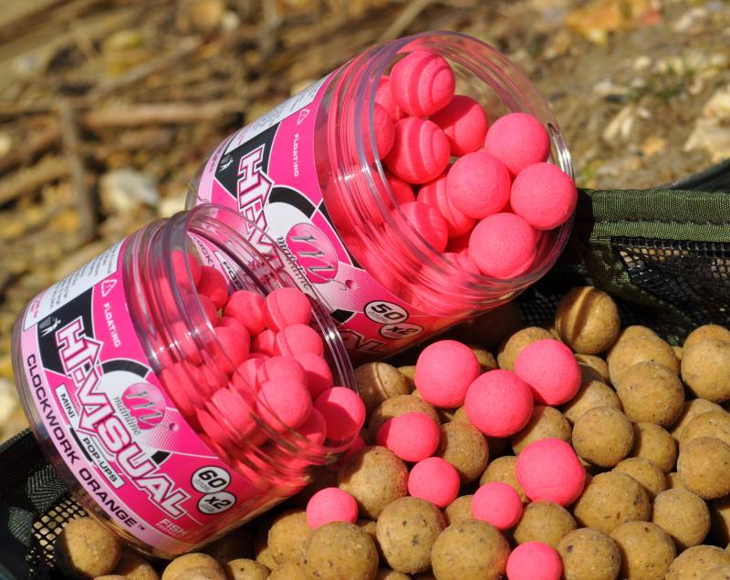 Highly visual baits fished over food baits. A winning method!