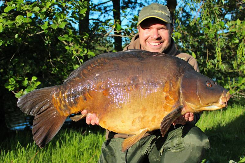 My good friend Ben Lofting and owner of Cleverely Fisheries with the great Hendrix at 41lbs 10oz