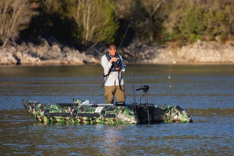 Getting the traps set and my special hookbaits into position at Cassien