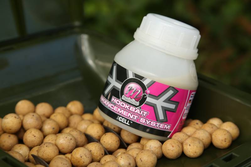 The smell and attraction of the boilies can easily be boosted.