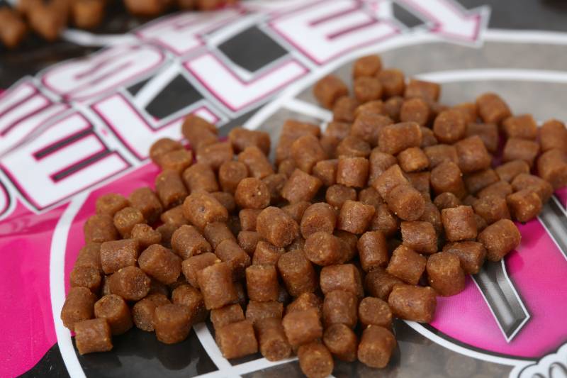 To compliment the boilies I’ll ad some Response Pellets