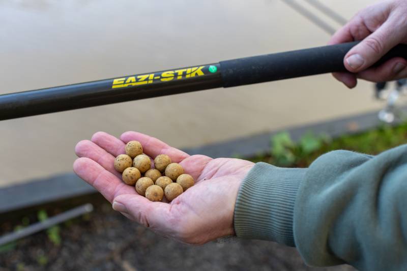 Freshening up the spots with a dozen or so boilies.