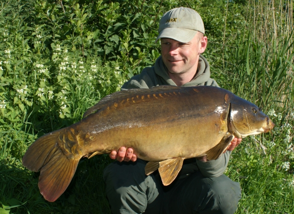 Mark with a stunning carp using his Hi-Vis Dumbell tactics!