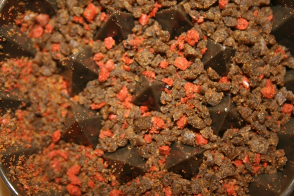 The ground Bloodworm pellet gives a good colour contrast as well as flavour