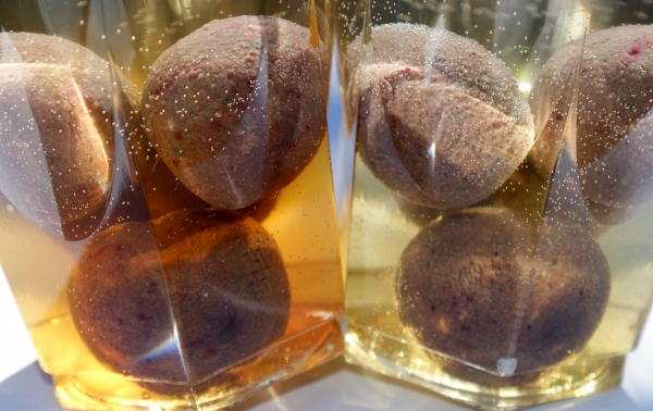 Steamed (left) and boilied (right) baits were left to soak in water for two hours. As you can see they have very different leaking properties. The steamed version gives the water a much darker color than the boilied one so in other words, this steamed bait is reacting completely different from what the manufacturer intended!